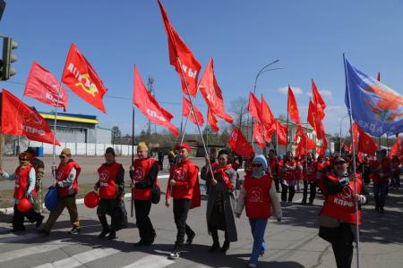 В Туве прошло праздничное шествие, посвященное Первомайскому дню, в котором активно участвовали коммунисты республики