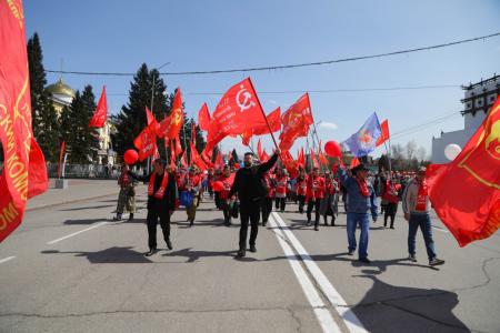 В Туве прошло праздничное шествие, посвященное Первомайскому дню, в котором активно участвовали коммунисты республики