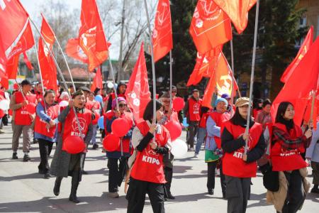 В Туве прошло праздничное шествие, посвященное Первомайскому дню, в котором активно участвовали коммунисты республики