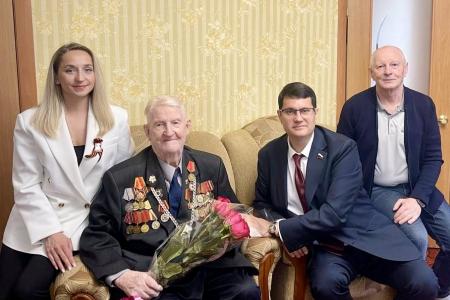 Тульский обком КПРФ поздравил ветерана Великой Отечественной войны А.И. Тимофеева с Днем Победы