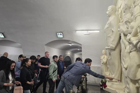 Слушатели 59-го потока Центра политической учебы ЦК КПРФ возложили цветы к воссозданному барельефу с товарищем Сталиным на станции "Таганская"