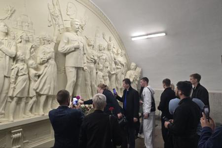 Слушатели 59-го потока Центра политической учебы ЦК КПРФ возложили цветы к воссозданному барельефу с товарищем Сталиным на станции "Таганская"