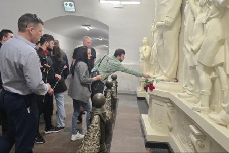 Слушатели 59-го потока Центра политической учебы ЦК КПРФ возложили цветы к воссозданному барельефу с товарищем Сталиным на станции "Таганская"