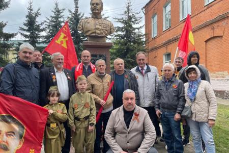 Московская область. Цветы Верховному Главнокомандующему - товарищу Сталину!