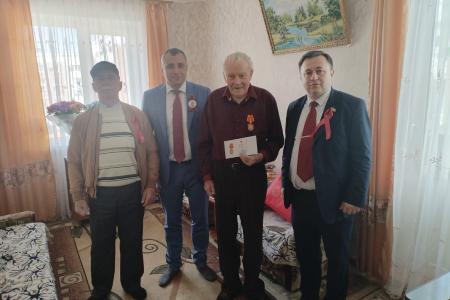 В преддверии 80-летия Великой Победы в Черкесске от имени КПРФ и депутата Госдумы Анатолия Бифова вручены памятные медали и ценные подарки ветеранам Великой Отечественной войны