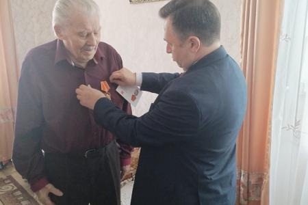В преддверии 80-летия Великой Победы в Черкесске от имени КПРФ и депутата Госдумы Анатолия Бифова вручены памятные медали и ценные подарки ветеранам Великой Отечественной войны