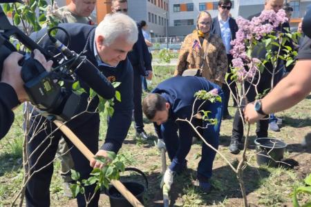 Делегация КПРФ во главе с К.К. Тайсаевым посетила праздничные мероприятия в честь 11-ой годовщины образования ДНР