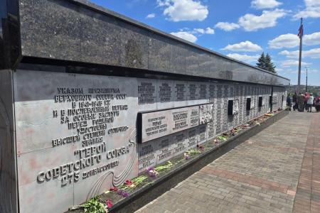 Делегация КПРФ во главе с К.К. Тайсаевым посетила праздничные мероприятия в честь 11-ой годовщины образования ДНР