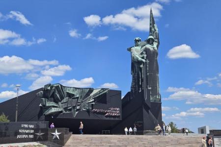 Делегация КПРФ во главе с К.К. Тайсаевым посетила праздничные мероприятия в честь 11-ой годовщины образования ДНР