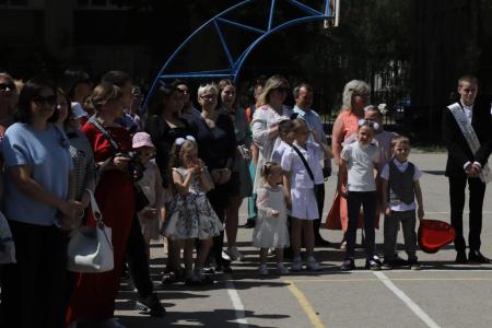 Рязанские коммунисты посетили праздники «Последнего звонка» в школах