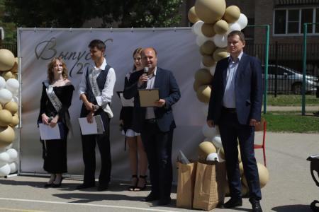 Рязанские коммунисты посетили праздники «Последнего звонка» в школах