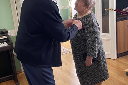 Г.А. Зюганов наградил А.Н. Пахмутову памятной медалью ЦК КПРФ «80 лет Великой Победы»