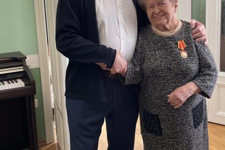 Г.А. Зюганов наградил А.Н. Пахмутову памятной медалью ЦК КПРФ «80 лет Великой Победы»