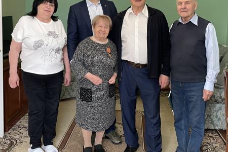 Г.А. Зюганов наградил А.Н. Пахмутову памятной медалью ЦК КПРФ «80 лет Великой Победы»
