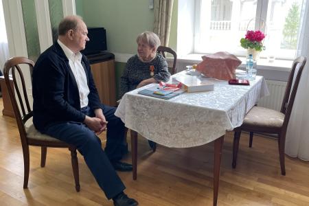 Г.А. Зюганов наградил А.Н. Пахмутову памятной медалью ЦК КПРФ «80 лет Великой Победы»