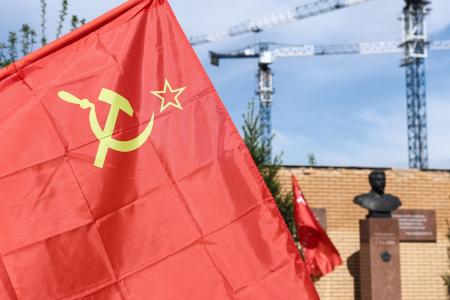 Цветы к бюсту Сталина возложили коммунисты в Новосибирске