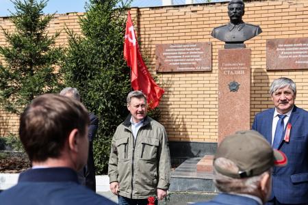 Цветы к бюсту Сталина возложили коммунисты в Новосибирске
