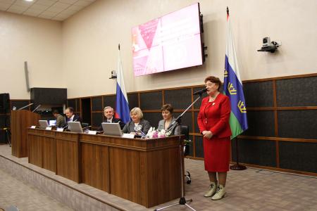 Лидер коммунистов Тюменской области Тамара Казанцева поздравила архив социально-политической истории Тюменской области с 80-летием