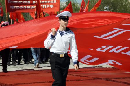 Красный Первомай в Новосибирске: Масштабное Знамя Победы развернули на Монументе Славы