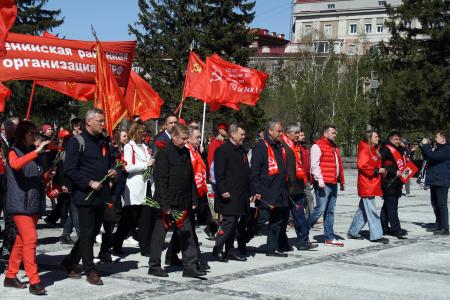 Красный Первомай в Новосибирске: Масштабное Знамя Победы развернули на Монументе Славы
