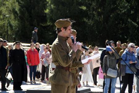 Красный Первомай в Новосибирске: Масштабное Знамя Победы развернули на Монументе Славы