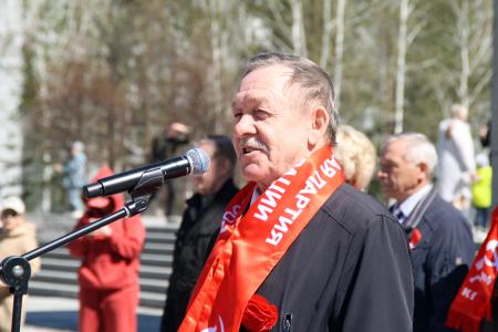 Красный Первомай в Новосибирске: Масштабное Знамя Победы развернули на Монументе Славы