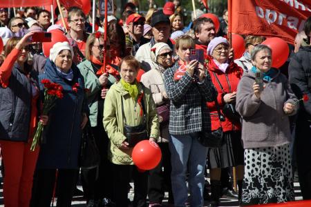 Красный Первомай в Новосибирске: Масштабное Знамя Победы развернули на Монументе Славы