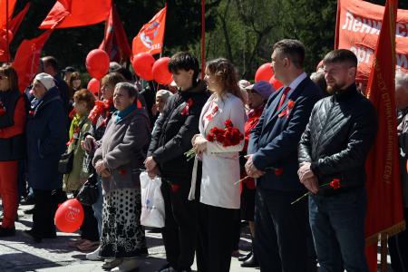 Красный Первомай в Новосибирске: Масштабное Знамя Победы развернули на Монументе Славы