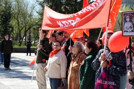 Красный Первомай в Новосибирске: Масштабное Знамя Победы развернули на Монументе Славы