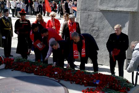Красный Первомай в Новосибирске: Масштабное Знамя Победы развернули на Монументе Славы