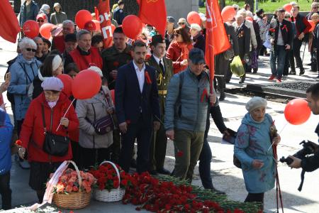 Красный Первомай в Новосибирске: Масштабное Знамя Победы развернули на Монументе Славы