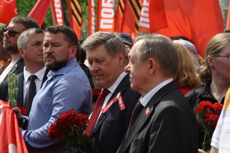 Юбилей Победы в Новосибирске: Коммунисты возложили цветы к Вечному огню
