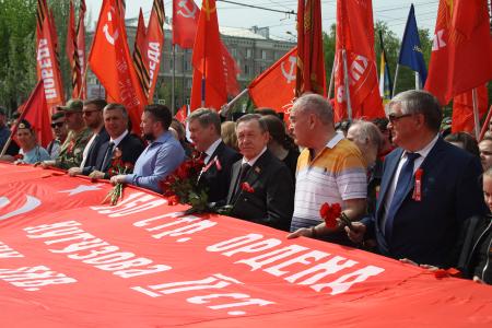 Юбилей Победы в Новосибирске: Коммунисты возложили цветы к Вечному огню