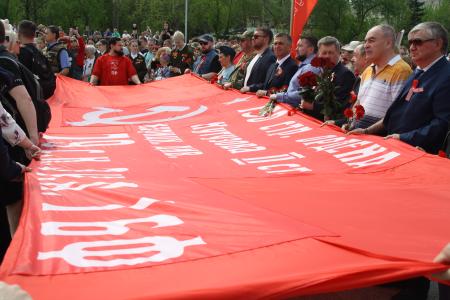 Юбилей Победы в Новосибирске: Коммунисты возложили цветы к Вечному огню