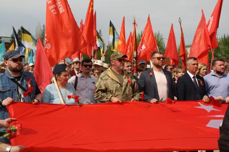 Юбилей Победы в Новосибирске: Коммунисты возложили цветы к Вечному огню