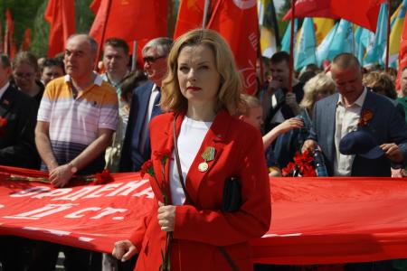 Юбилей Победы в Новосибирске: Коммунисты возложили цветы к Вечному огню