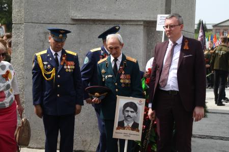 Юбилей Победы в Новосибирске: Коммунисты возложили цветы к Вечному огню