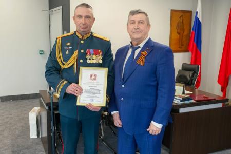 Заместитель Председателя Московской областной Думы, секретарь МК КПРФ Константин Черемисов вручил знаки «За службу закону III степени»
