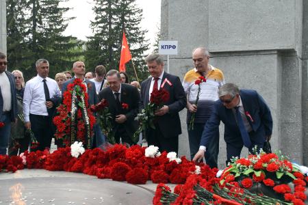 Юбилей Победы в Новосибирске: Коммунисты возложили цветы к Вечному огню
