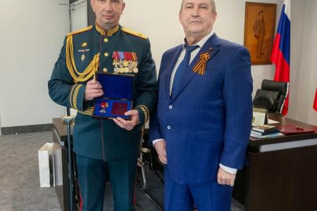 Заместитель Председателя Московской областной Думы, секретарь МК КПРФ Константин Черемисов вручил знаки «За службу закону III степени»
