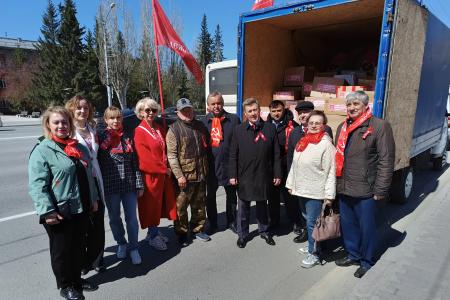 Красный Первомай в Новосибирске: Масштабное Знамя Победы развернули на Монументе Славы