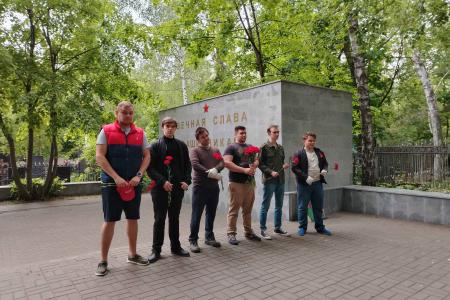 Накануне 9 Мая комсомольцы привели в порядок могилы бойцов Красной Армии, освобождавших Воронеж в 1943 году