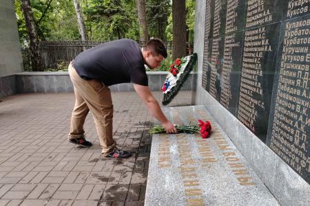 Накануне 9 Мая комсомольцы привели в порядок могилы бойцов Красной Армии, освобождавших Воронеж в 1943 году