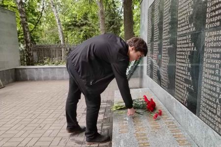 Накануне 9 Мая комсомольцы привели в порядок могилы бойцов Красной Армии, освобождавших Воронеж в 1943 году