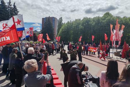 Под красными знаменами: Калининград отметил 80-летие Великой Победы