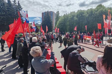 Под красными знаменами: Калининград отметил 80-летие Великой Победы