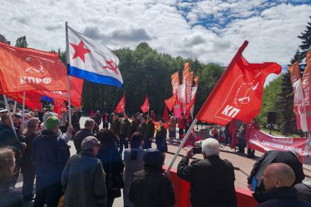 Под красными знаменами: Калининград отметил 80-летие Великой Победы