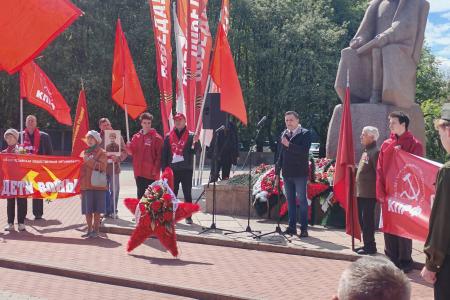 Под красными знаменами: Калининград отметил 80-летие Великой Победы