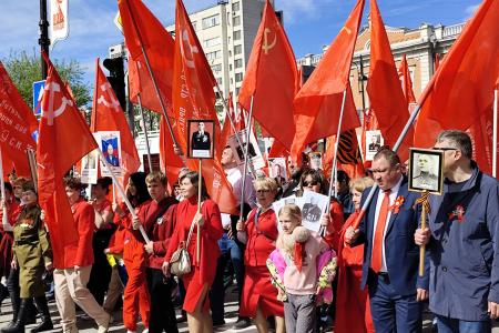 Под знаменем Сталина в день 80-летия Победы: колонна КПРФ в сердце Бессмертного полка Тюмени