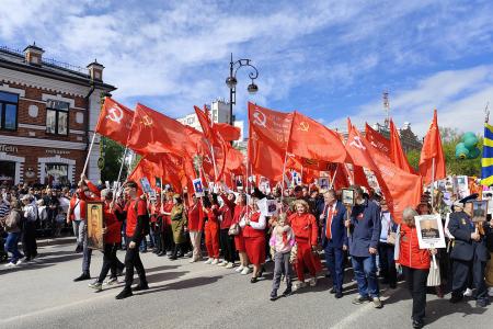Под знаменем Сталина в день 80-летия Победы: колонна КПРФ в сердце Бессмертного полка Тюмени